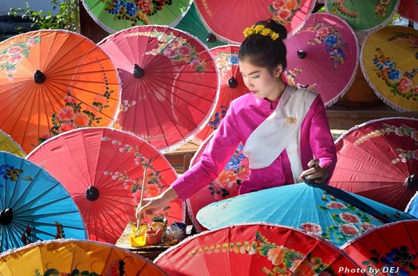 Những chiếc ô dù cầm tay độc đáo ở làng nghề Bosang