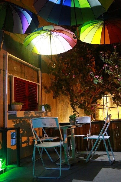 Dù che nắng sử dụng trang trí quán cafe vô cùng độc đáo
