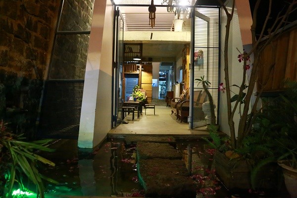 Dù che nắng sử dụng trang trí quán cafe vô cùng độc đáo
