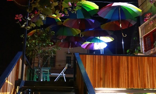 Dù che nắng sử dụng trang trí quán cafe vô cùng độc đáo