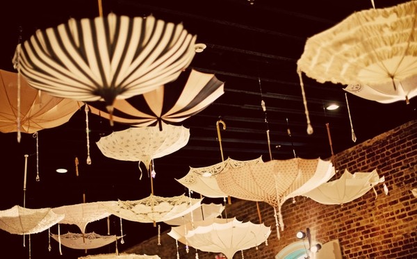 Trang trí nhà với những chiếc dù cầm tay mới lạ
