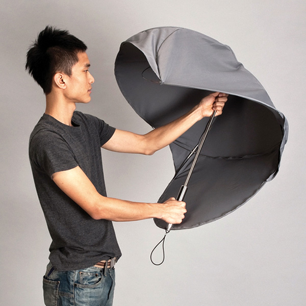 Chiếc ô dù cầm tay dùng cho mưa lớn