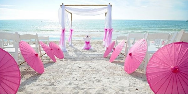 Trang trí tiệc cưới với chiếc ô dù cầm tay vô cùng độc đáo